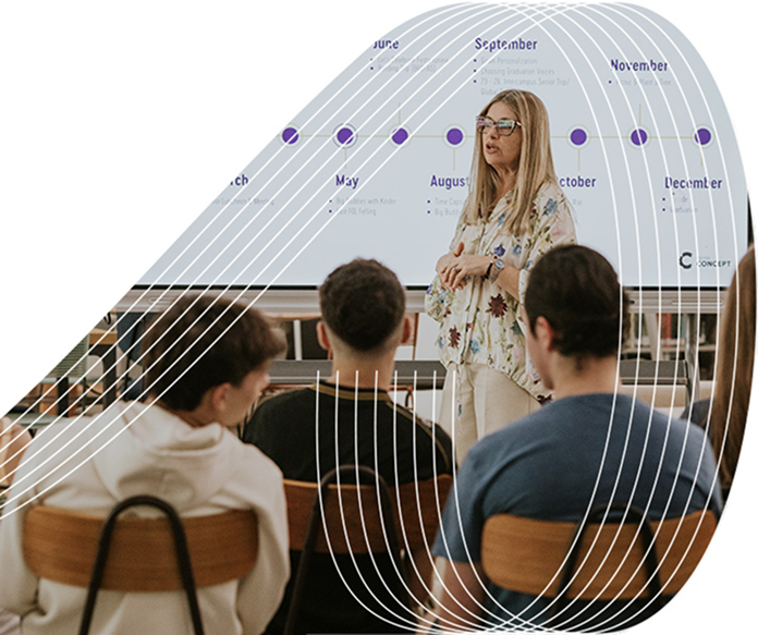 Professora lecionando para alunos
