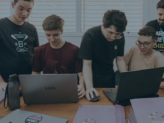 Alunos estudando no computador